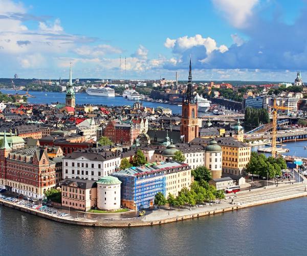 a city with persony buildings and a body of water