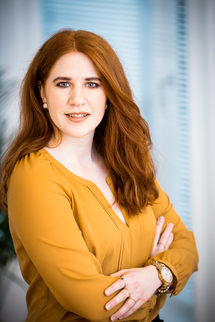 Eine Person mit roten Haaren und gelbem Hemd