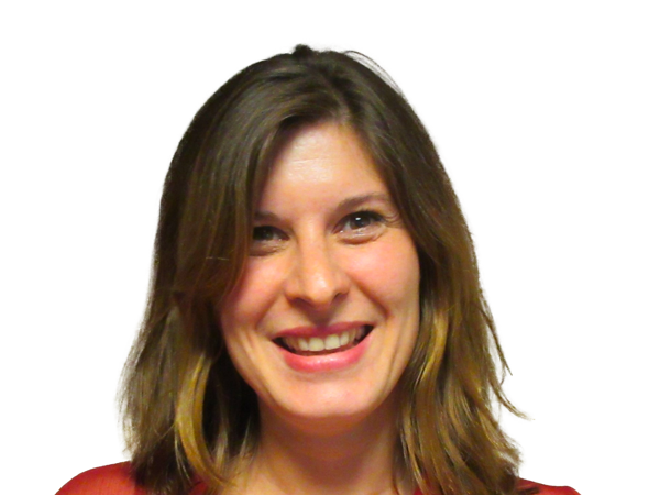 une personne en chemise rouge