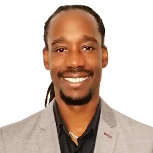 una persona con traje sonriendo