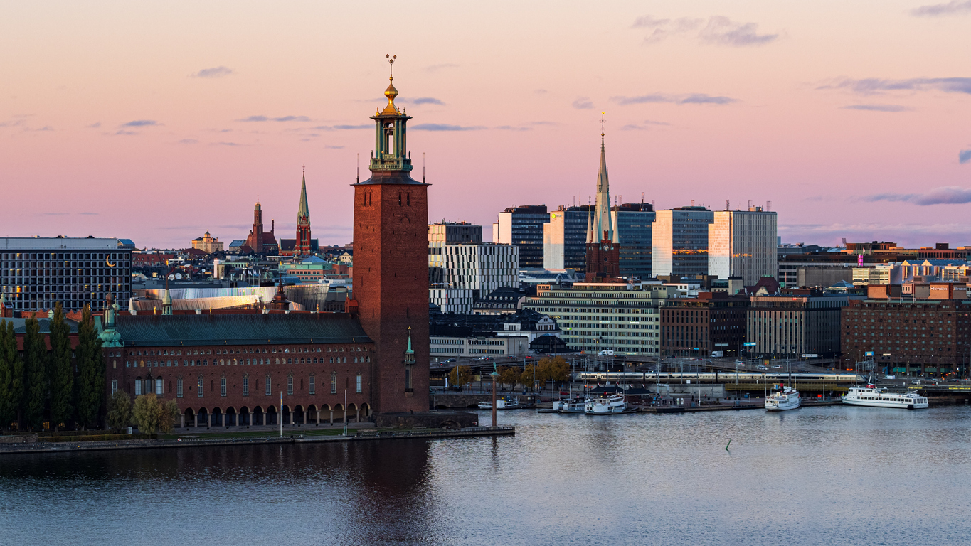 Une ligne d’horizon de la ville avec un plan d’eau