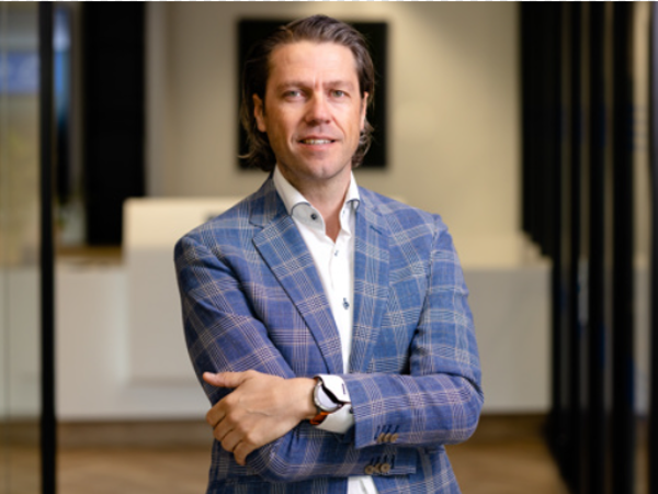 Een persoon in een blauw geruit pak