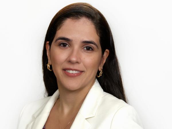Una persona con un blazer blanco